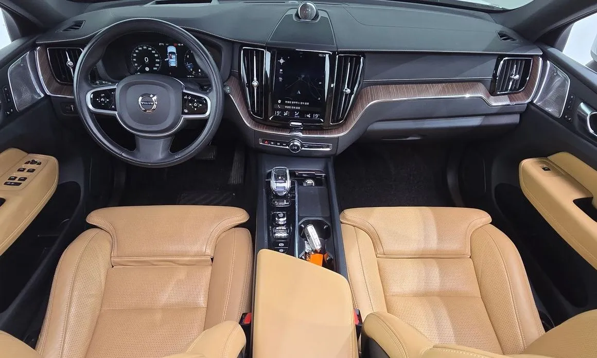Volvo XC60 — фото 10