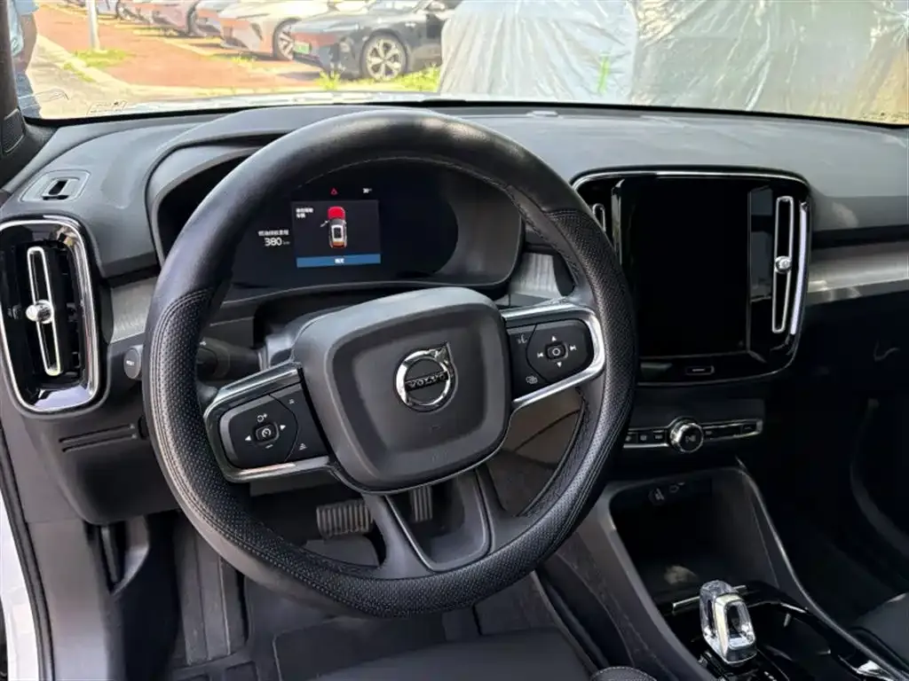 Volvo XC40 — фото 2