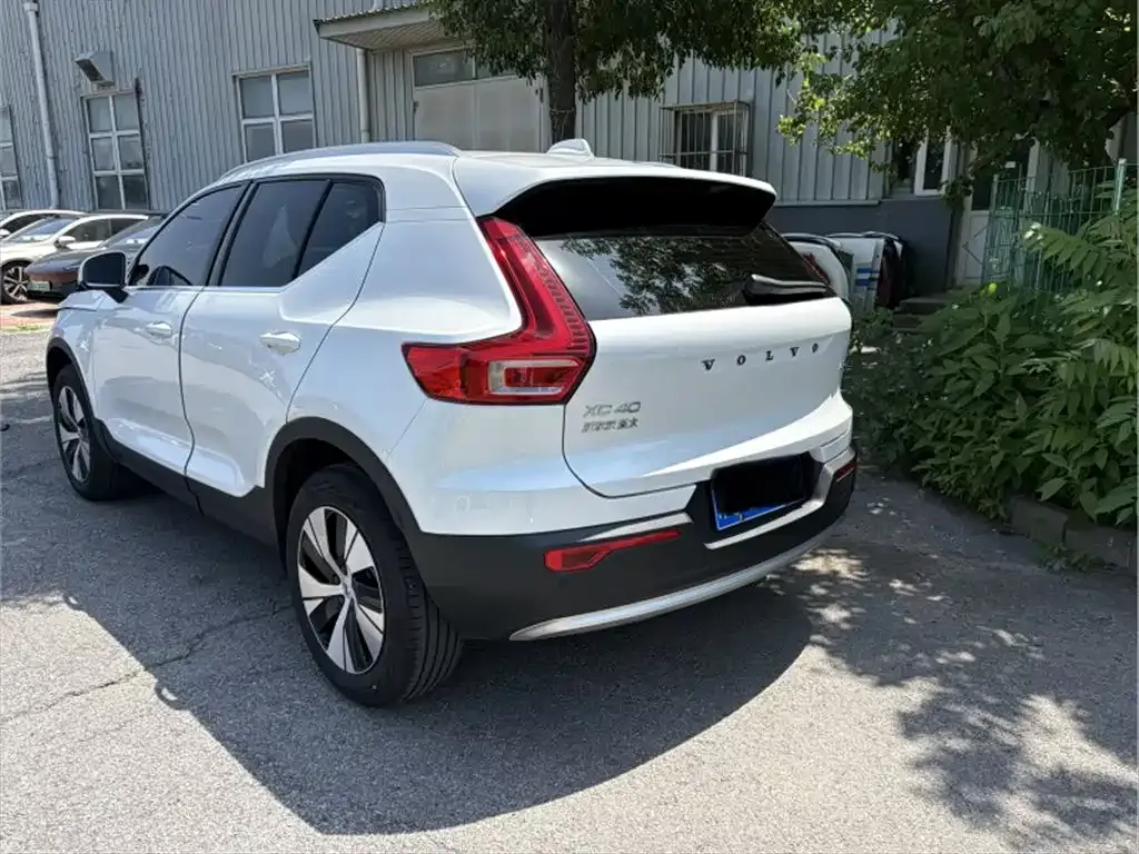 Volvo XC40 — фото 4