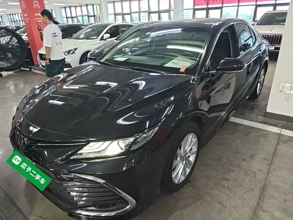 Toyota Camry — фото 1