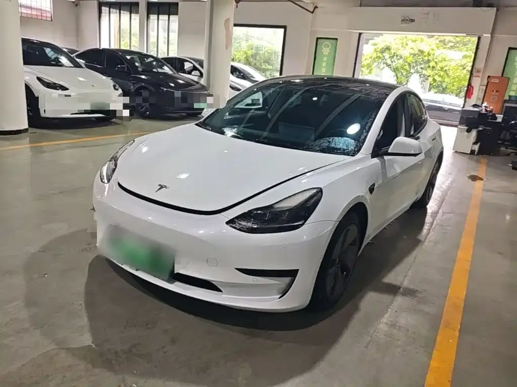 Tesla Model 3 — фото 1