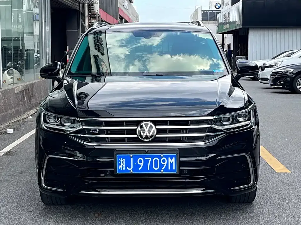 Volkswagen Tiguan L — фото 1