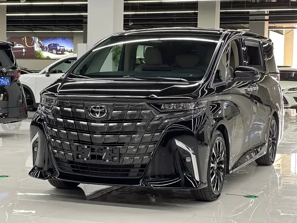 Toyota Alphard — фото 1