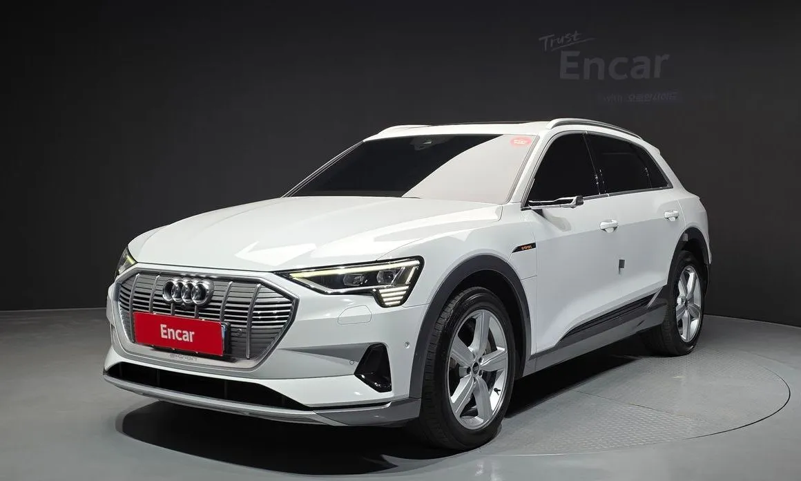 Audi e-tron — фото 1