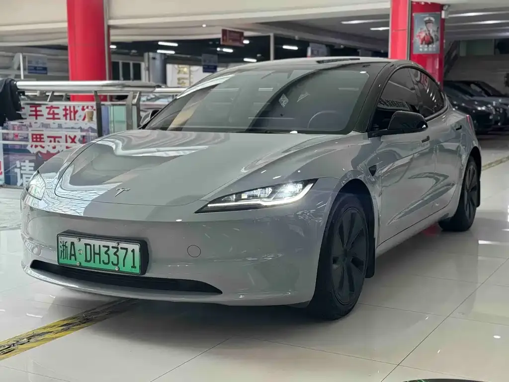 Tesla Model 3 — фото 1