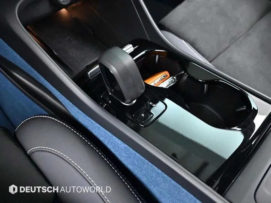 Volvo XC40 — фото 10