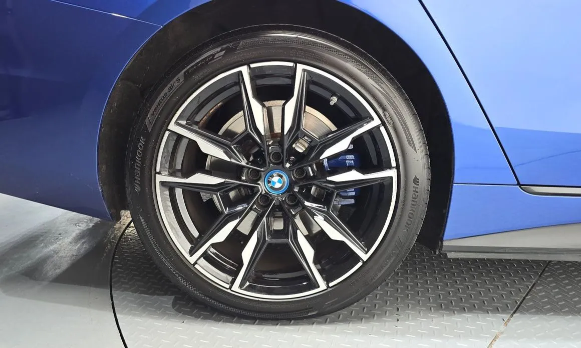 BMW i4 — фото 9