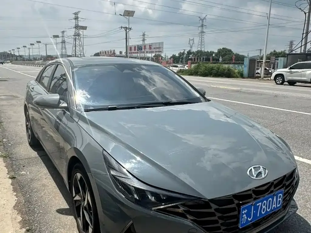 Hyundai Elantra — фото 1