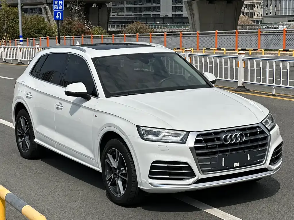 Audi Q5L — фото 10