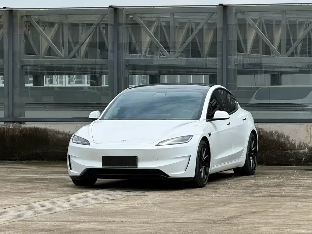 Tesla Model 3 — фото 1