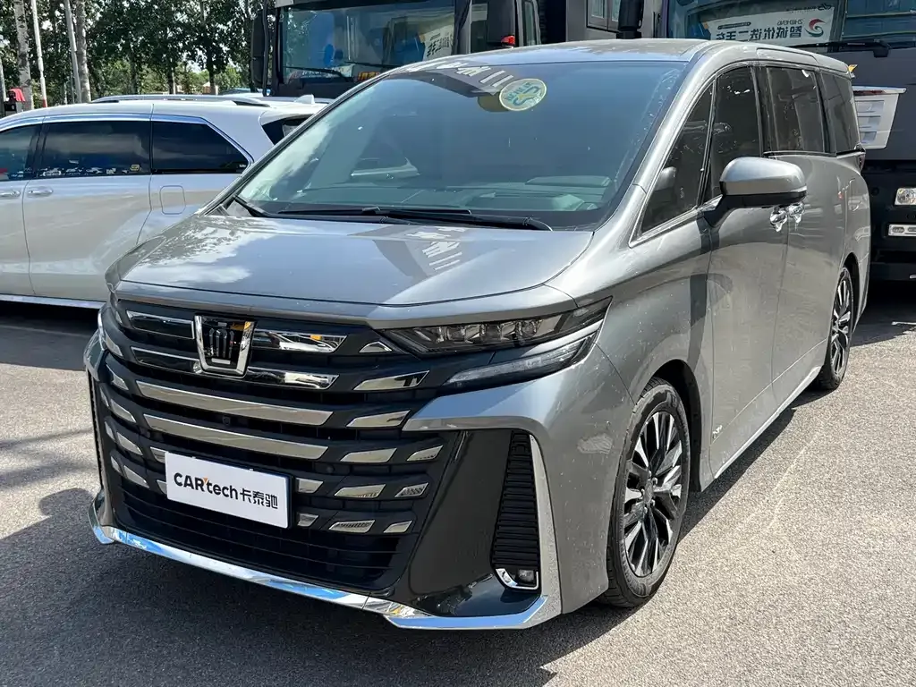 Toyota Vellfire — фото 1