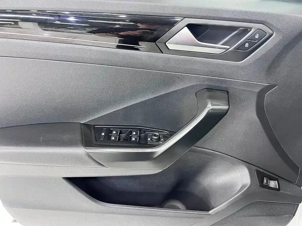 Volkswagen T-Roc — фото 6