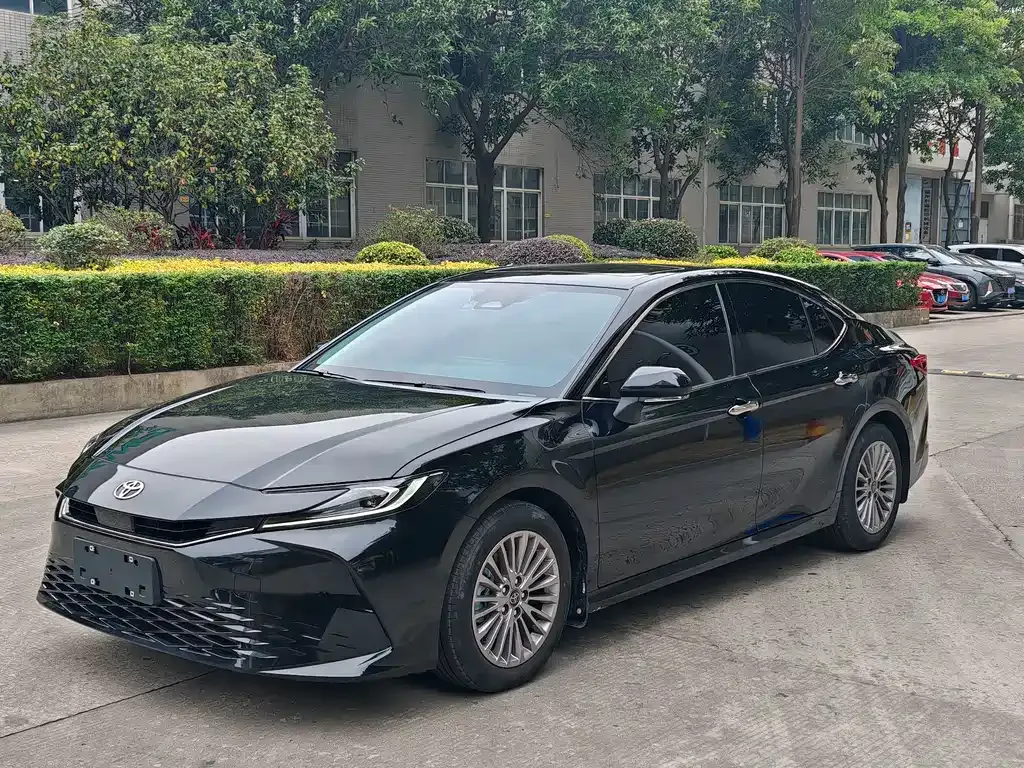 Toyota Camry — фото 1