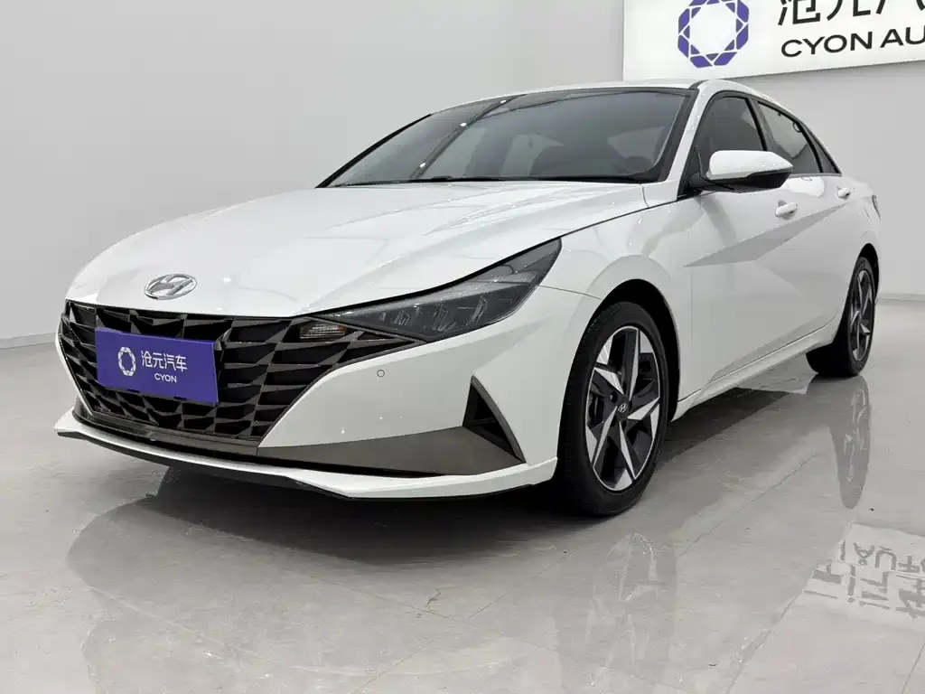 Hyundai Elantra — фото 1