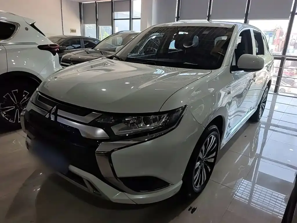 Mitsubishi Outlander — фото 1