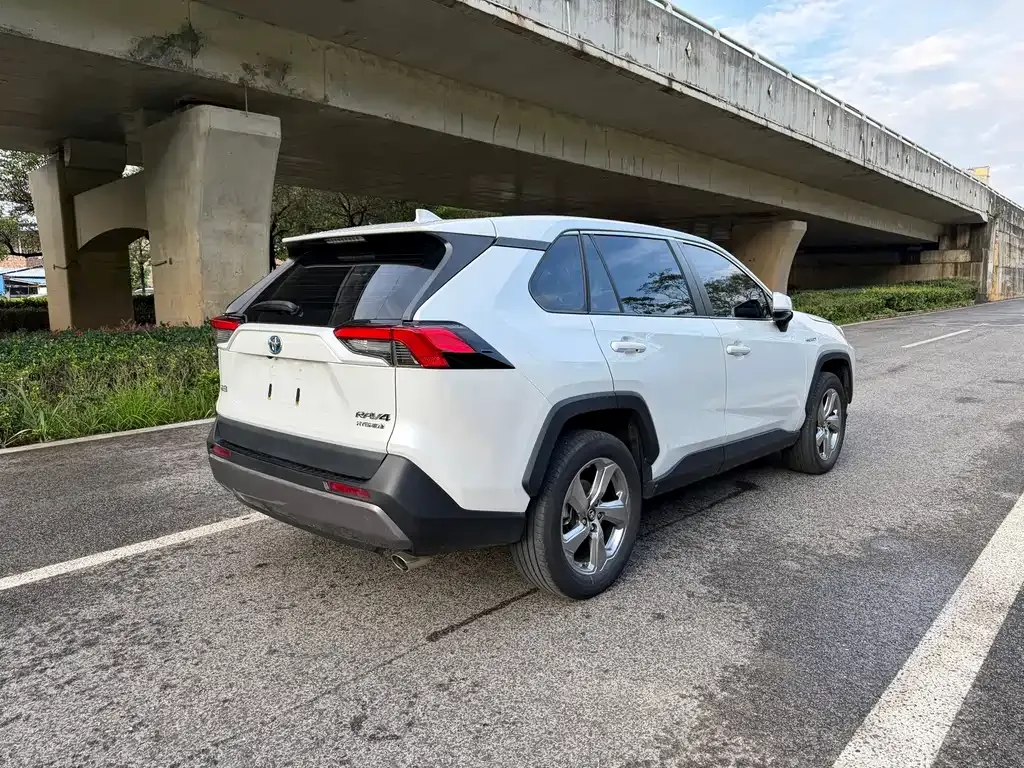 Toyota RAV4 — фото 8