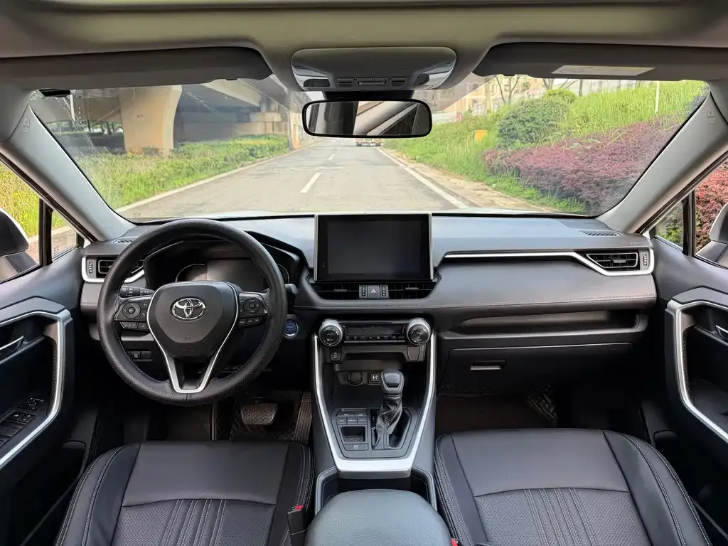 Toyota RAV4 — фото 2