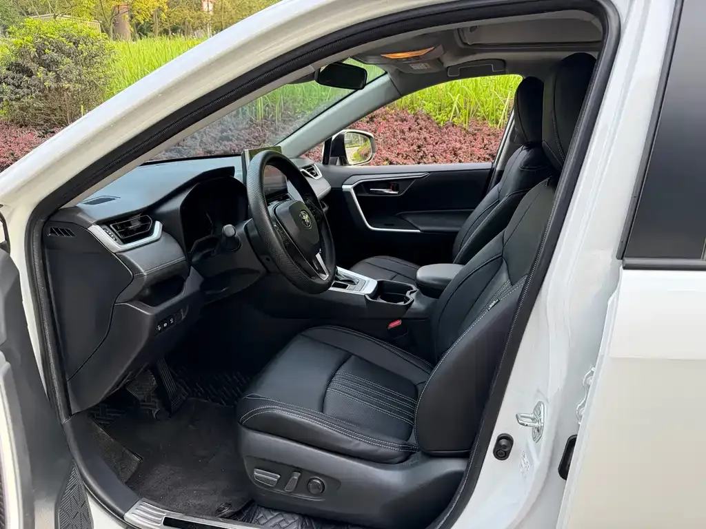 Toyota RAV4 — фото 3
