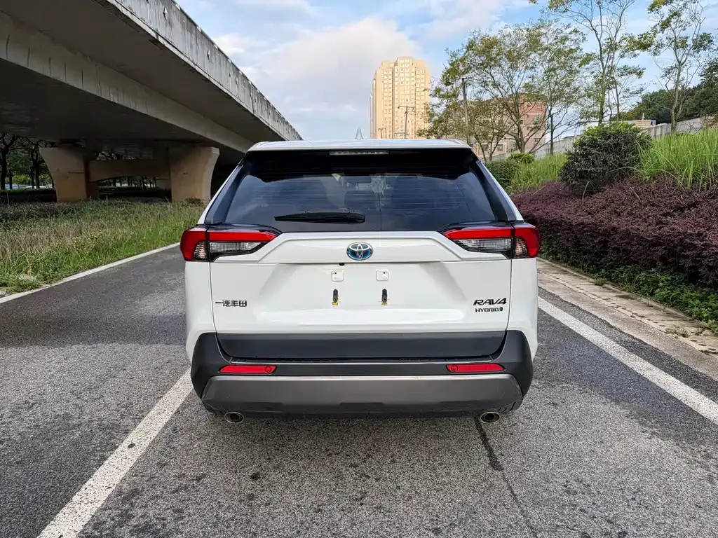 Toyota RAV4 — фото 7