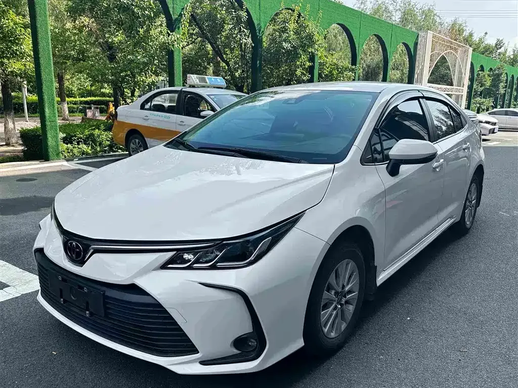 Toyota Corolla — фото 1