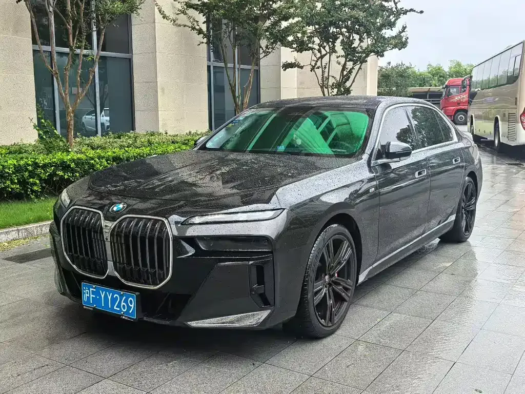 BMW 7 Series — фото 1