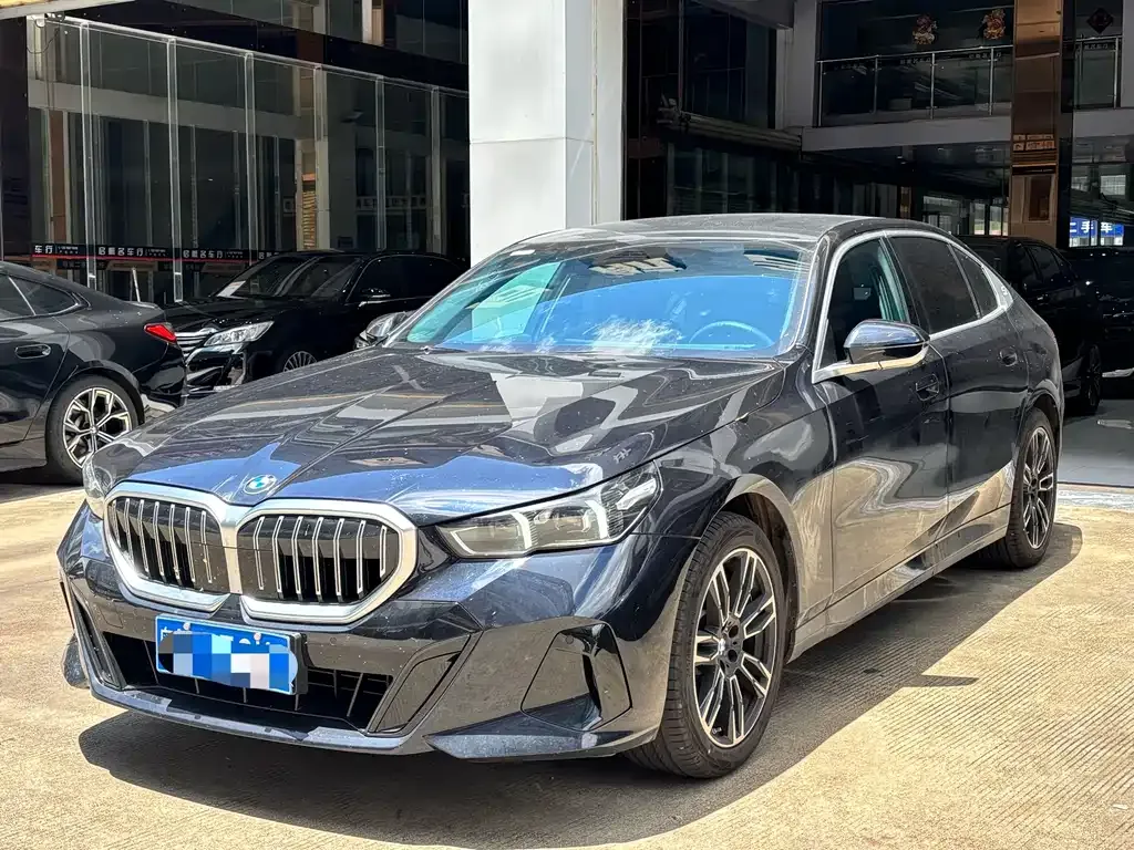 BMW 5 Series — фото 1