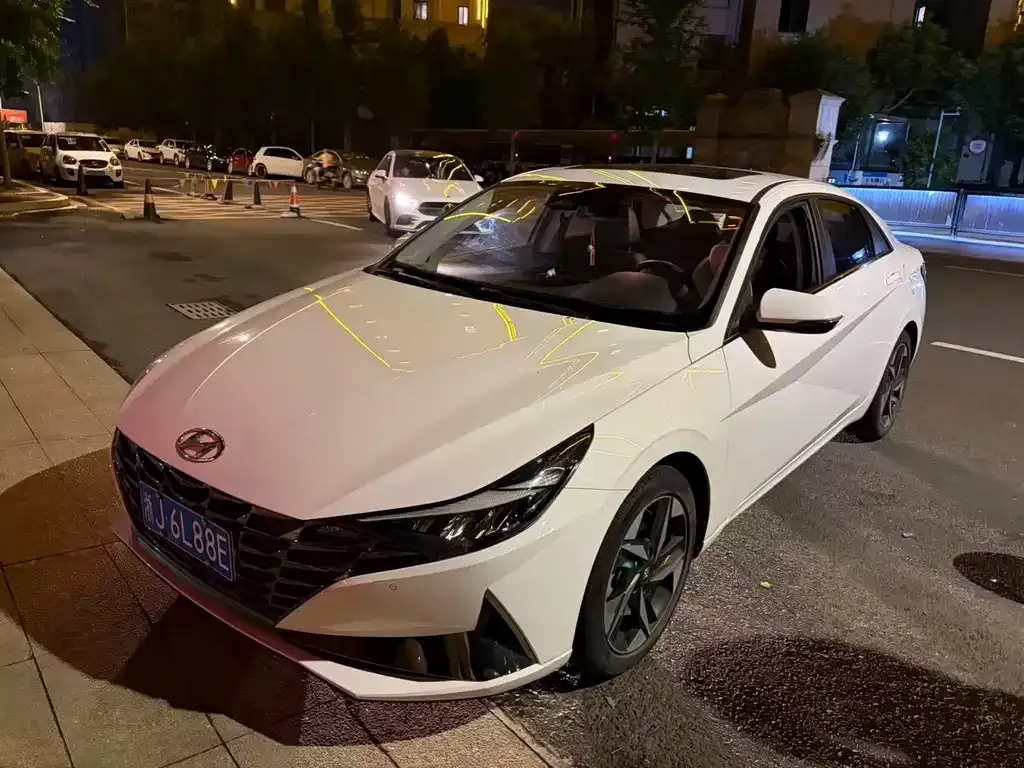 Hyundai Elantra — фото 1