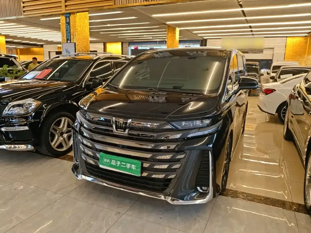 Toyota Vellfire — фото 1