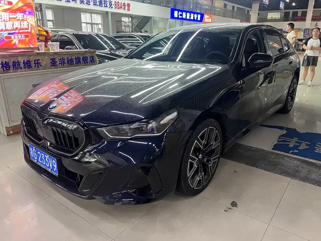 BMW 5 Series — фото 1