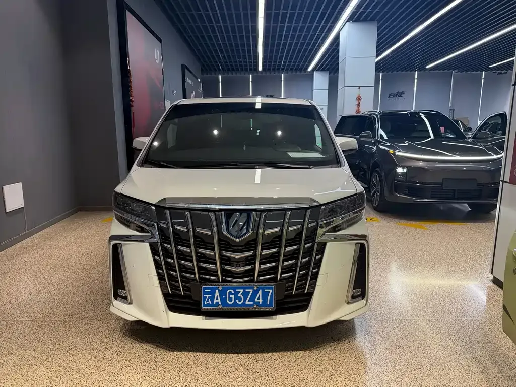 Toyota Alphard — фото 1