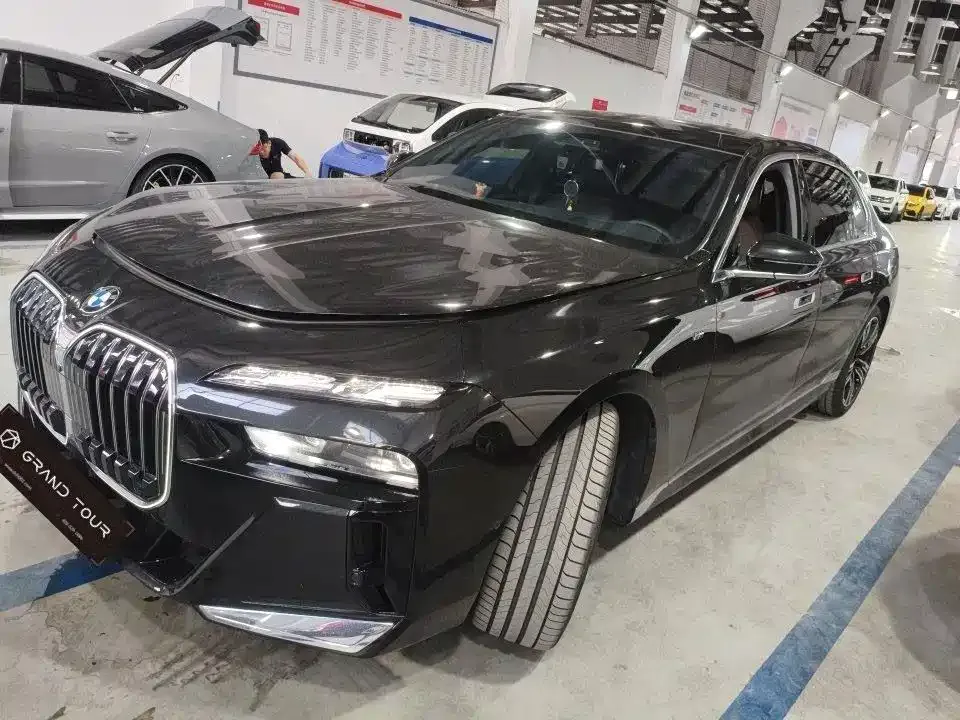 BMW 7 Series — фото 1