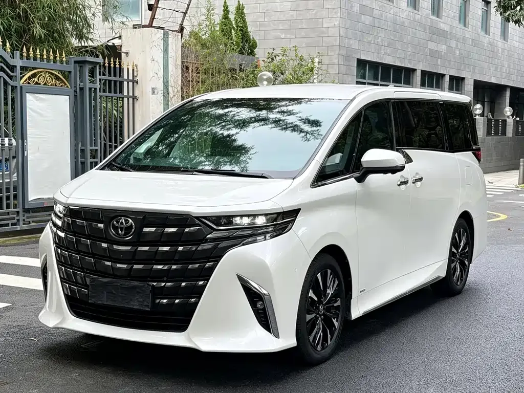 Toyota Alphard — фото 1