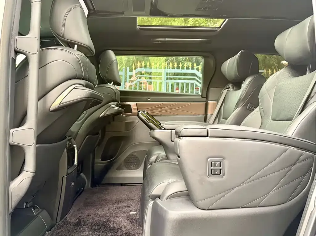 Toyota Alphard — фото 3