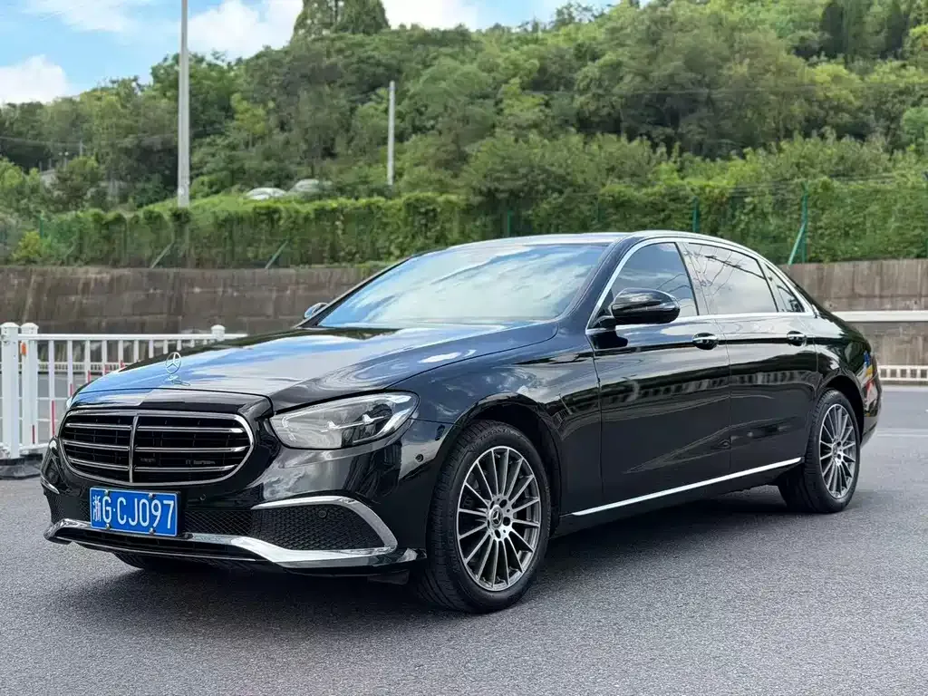 Mercedes-Benz E-Class — фото 1