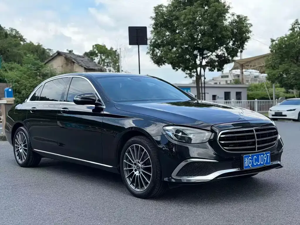 Mercedes-Benz E-Class — фото 2