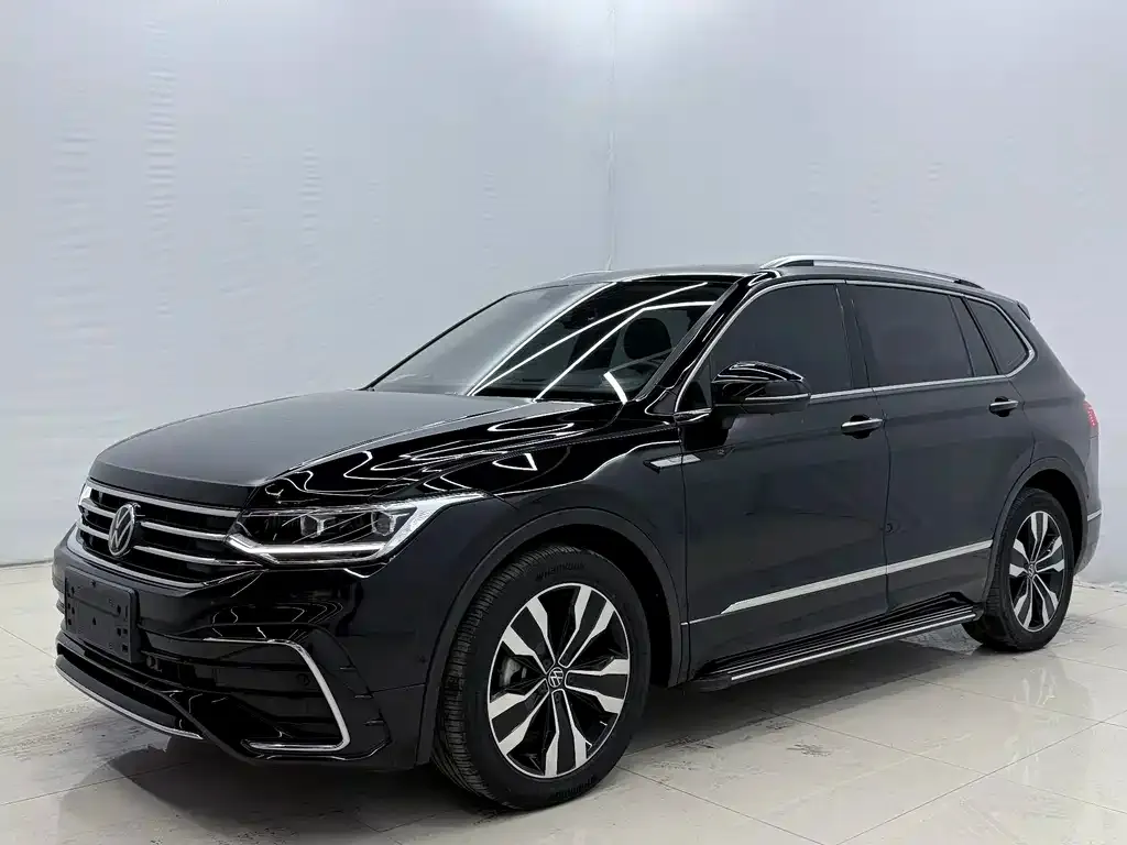 Volkswagen Tiguan L — фото 1