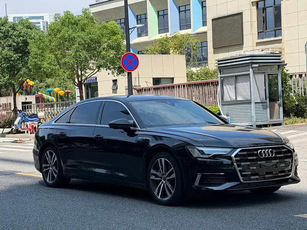 Audi A6L — фото 1