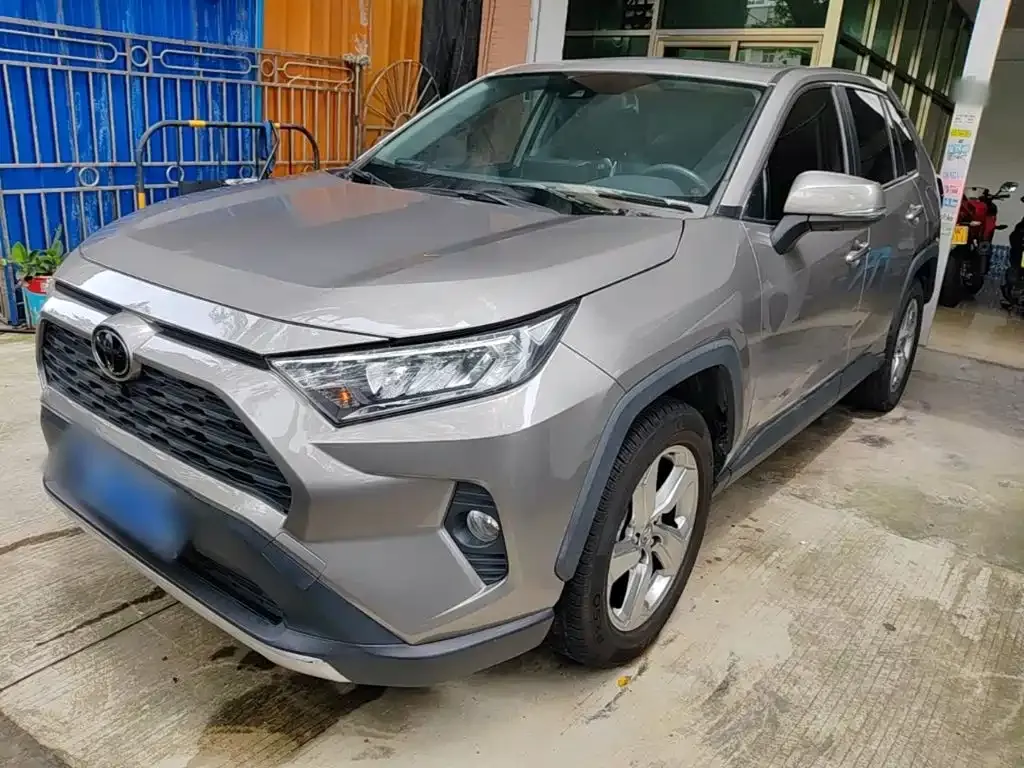 Toyota RAV4 — фото 1