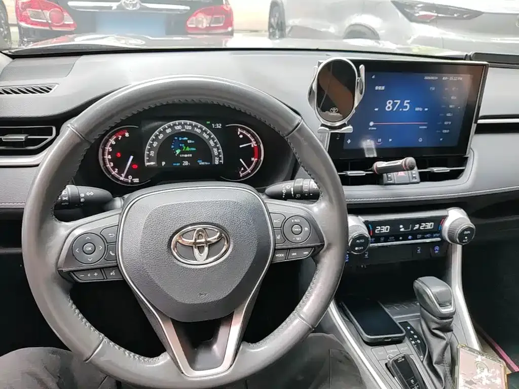 Toyota RAV4 — фото 6