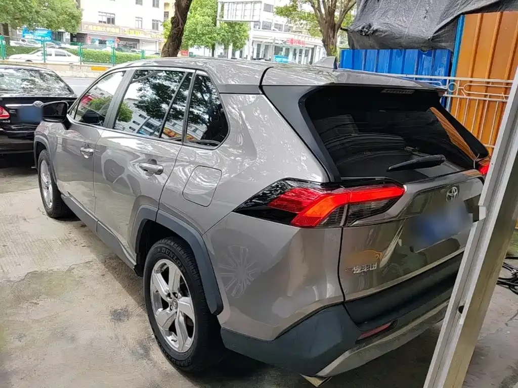 Toyota RAV4 — фото 8