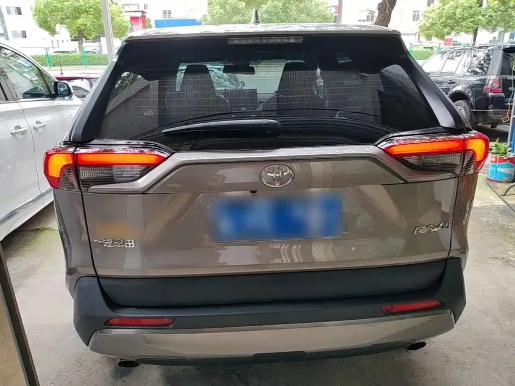Toyota RAV4 — фото 9