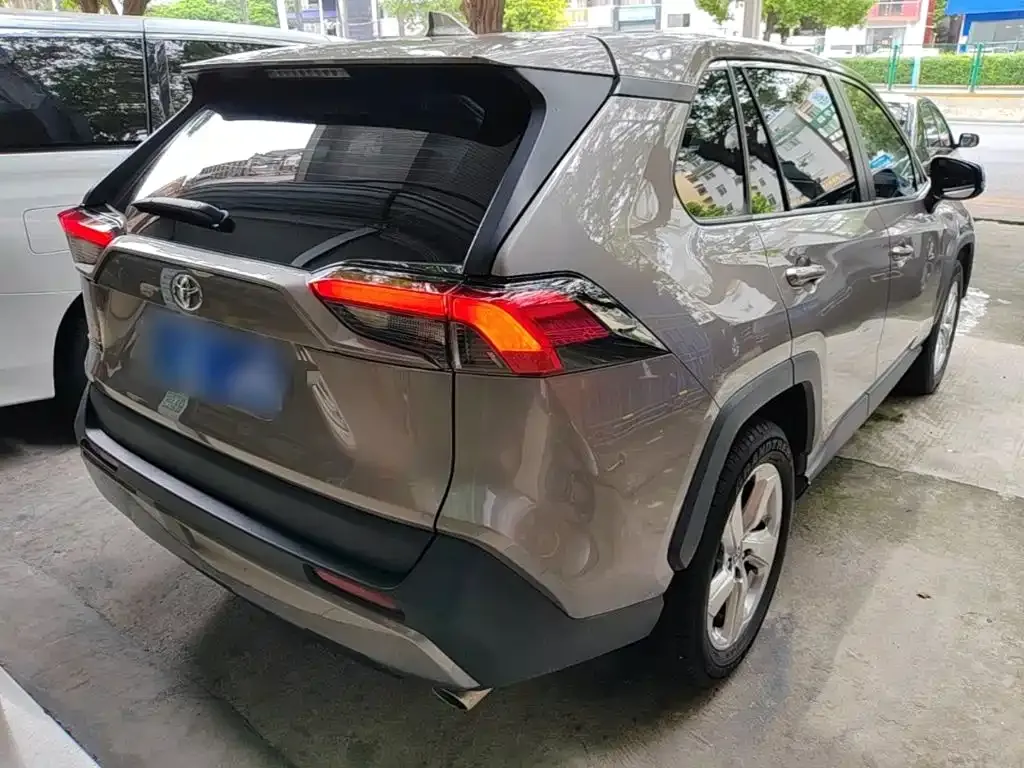 Toyota RAV4 — фото 7