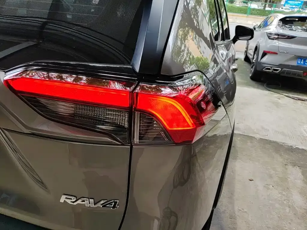 Toyota RAV4 — фото 4