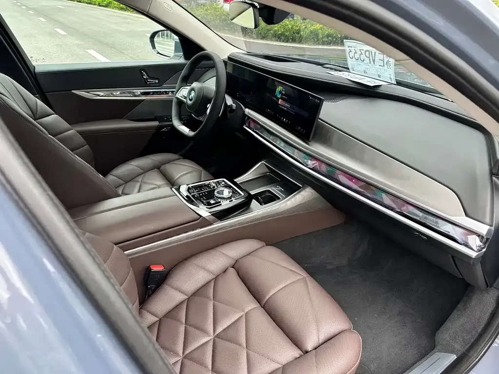 BMW 7 Series — фото 10