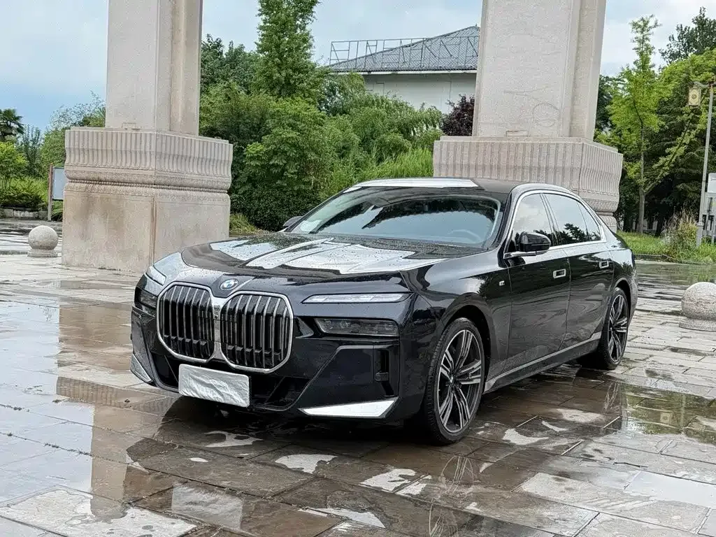 BMW 7 Series — фото 1