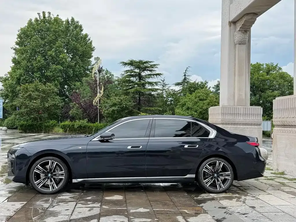 BMW 7 Series — фото 10