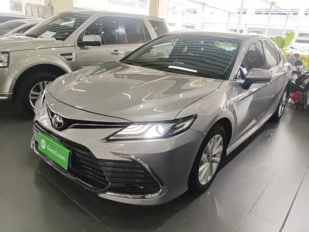 Toyota Camry — фото 1