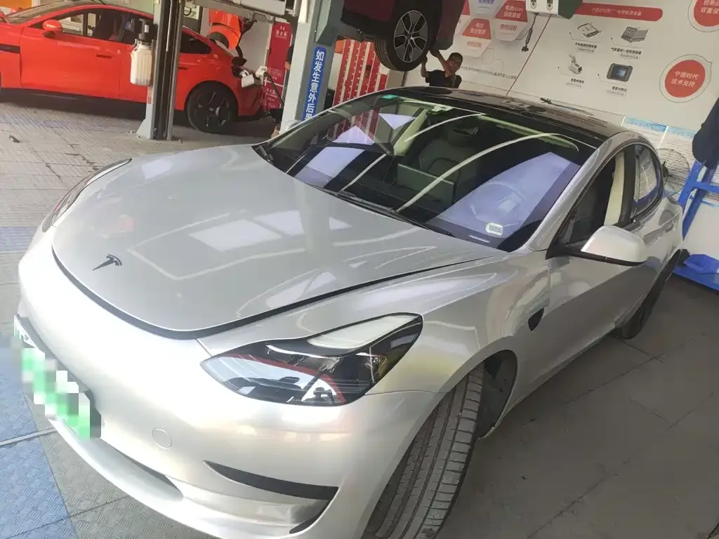 Tesla Model 3 — фото 1