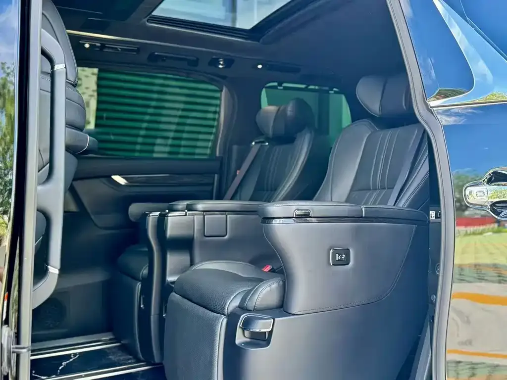 Lexus LM — фото 5