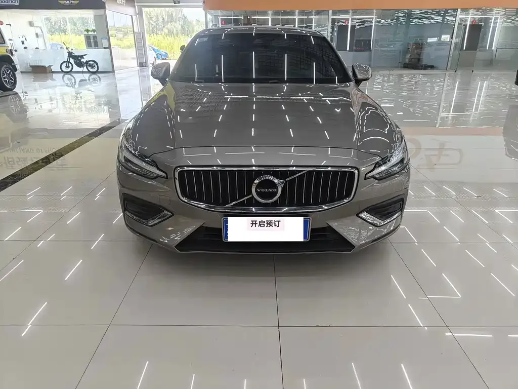 Volvo S60 — фото 1